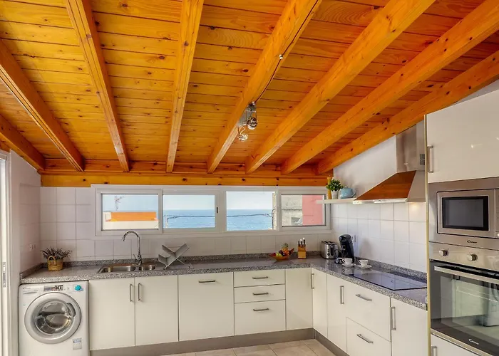 Big Terraced House, 100M To The Beach, With Bbq And Sea View