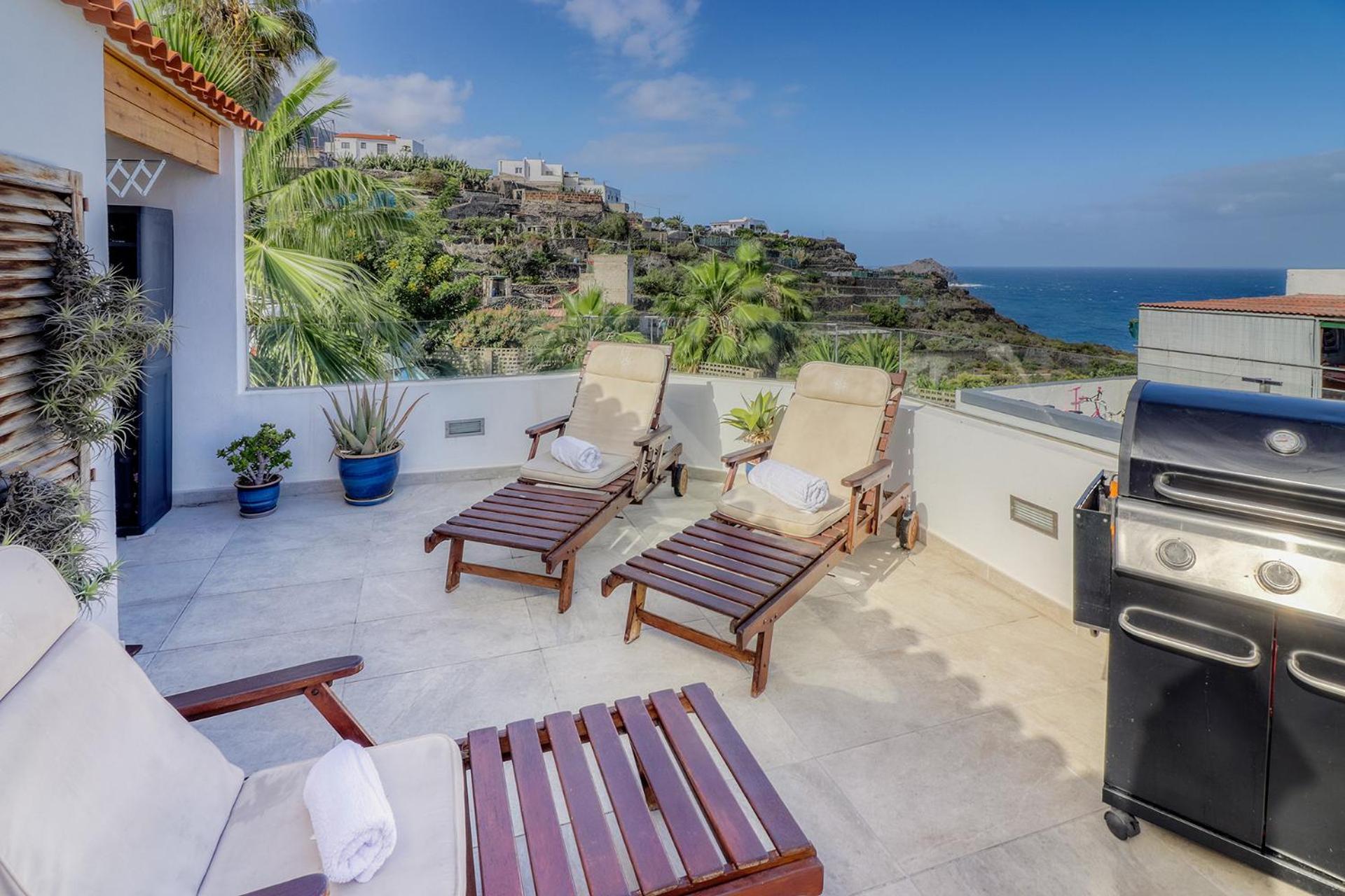 Big Terraced House, 100M To The Beach, With Bbq And Sea View Vakantiehuis